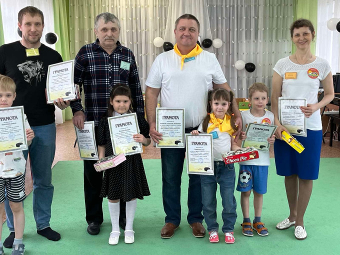 «Аленка в шашки играет - ум развивает» «Аленка в шашки играет - ум развивает».